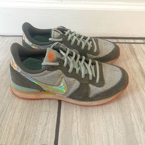 Nike Internationalist Hologram Swoosh Size 6